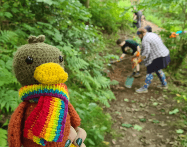 Croutons oversees several of the Contours team as we cut into the steep bank to dig out a new, level path for walkers to use.