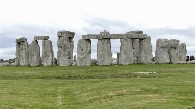 Stonehenge's enormous standing stones have equally huge stone lintels mounted across their tops.